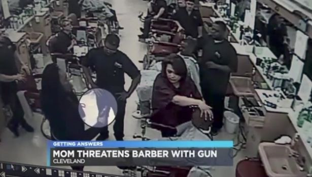 O femeie s-a enervat ca tunsoarea fiului ei dureaza prea mult. Ce a scos din geanta i-a speriat pe toti. VIDEO