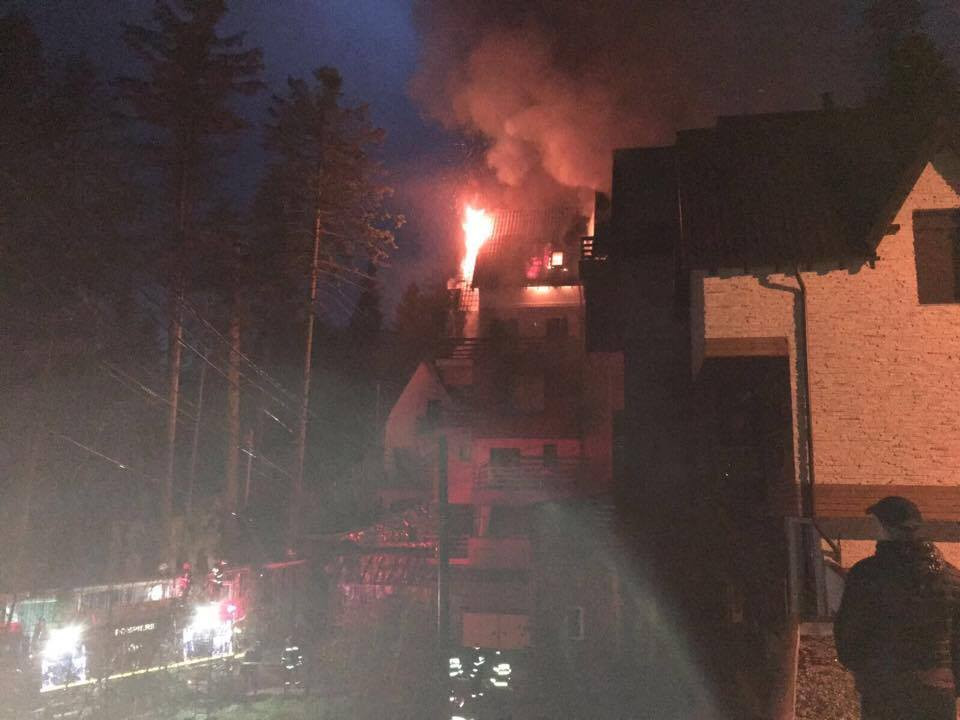 SIMULARE. Incendiul ce a cuprins hotelul de lux din Sinaia, pornit de la semineu. Cat costa cazarea in camera care a luat foc