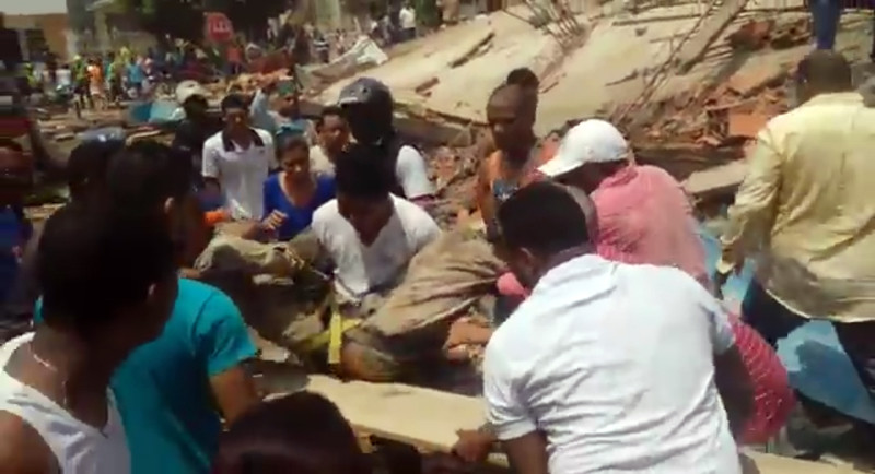 O cladire cu 6 etaje s-a prabusit in Columbia, ingropand locatarii sub daramaturi. Autorizatia de constructie era falsa