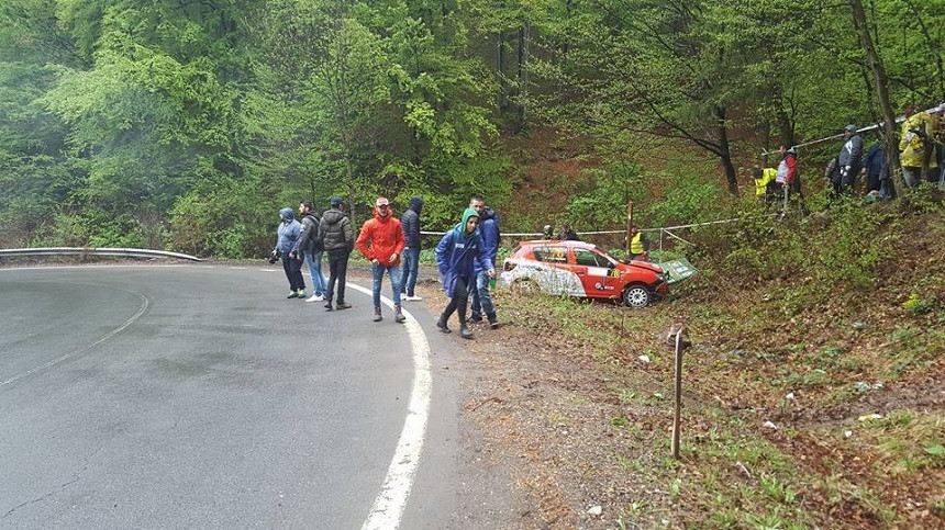 Spectator ranit la un raliu, la Rasnov. Barbatul s-a speriat si a cazut cu fata intr-un bolovan
