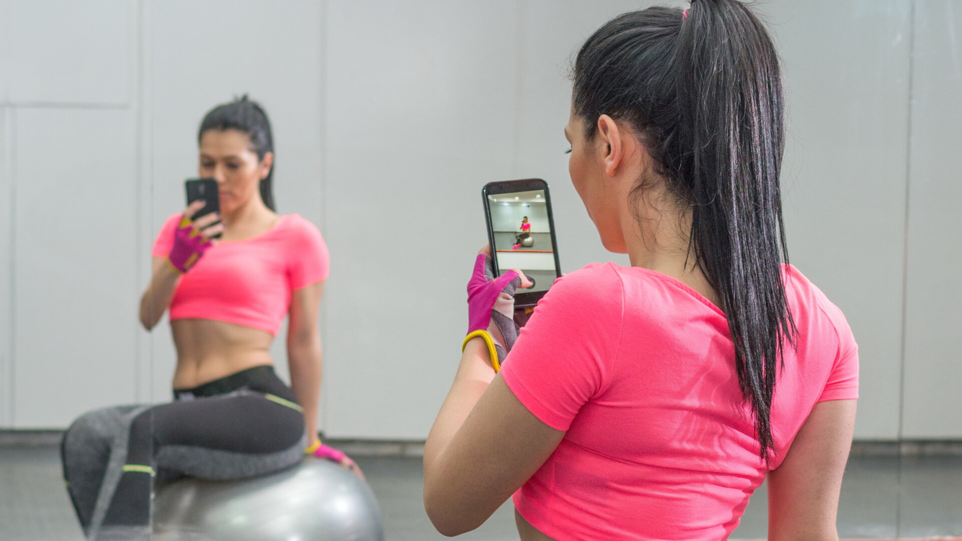 Selfitis, boala de care ar suferi cei care isi fac zilnic selfie-uri. Explicatia psihologilor: "Nevoia de confirmare"