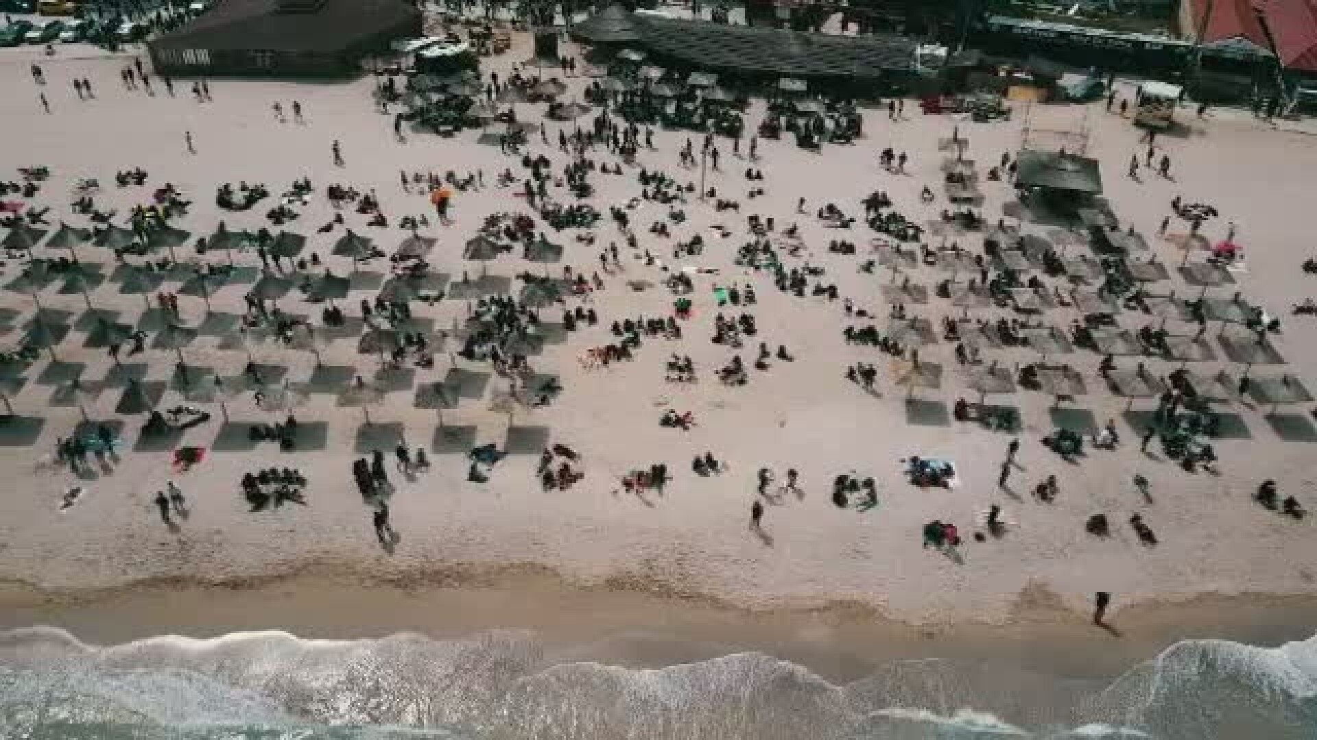 Povestile de 1 Mai se scriu in Vama Veche. Tinerii petrec de 3 zile fara intrerupere, iar secretul e muzica si putina tarie