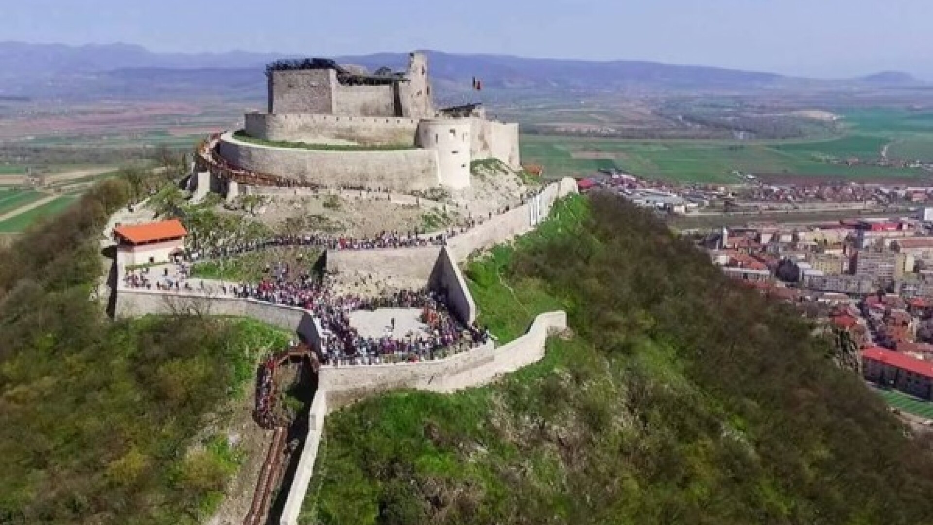 Un tanar a murit dupa ce a cazut de pe un zid al Cetatii Devei, in timp ce incerca sa faca o fotografie