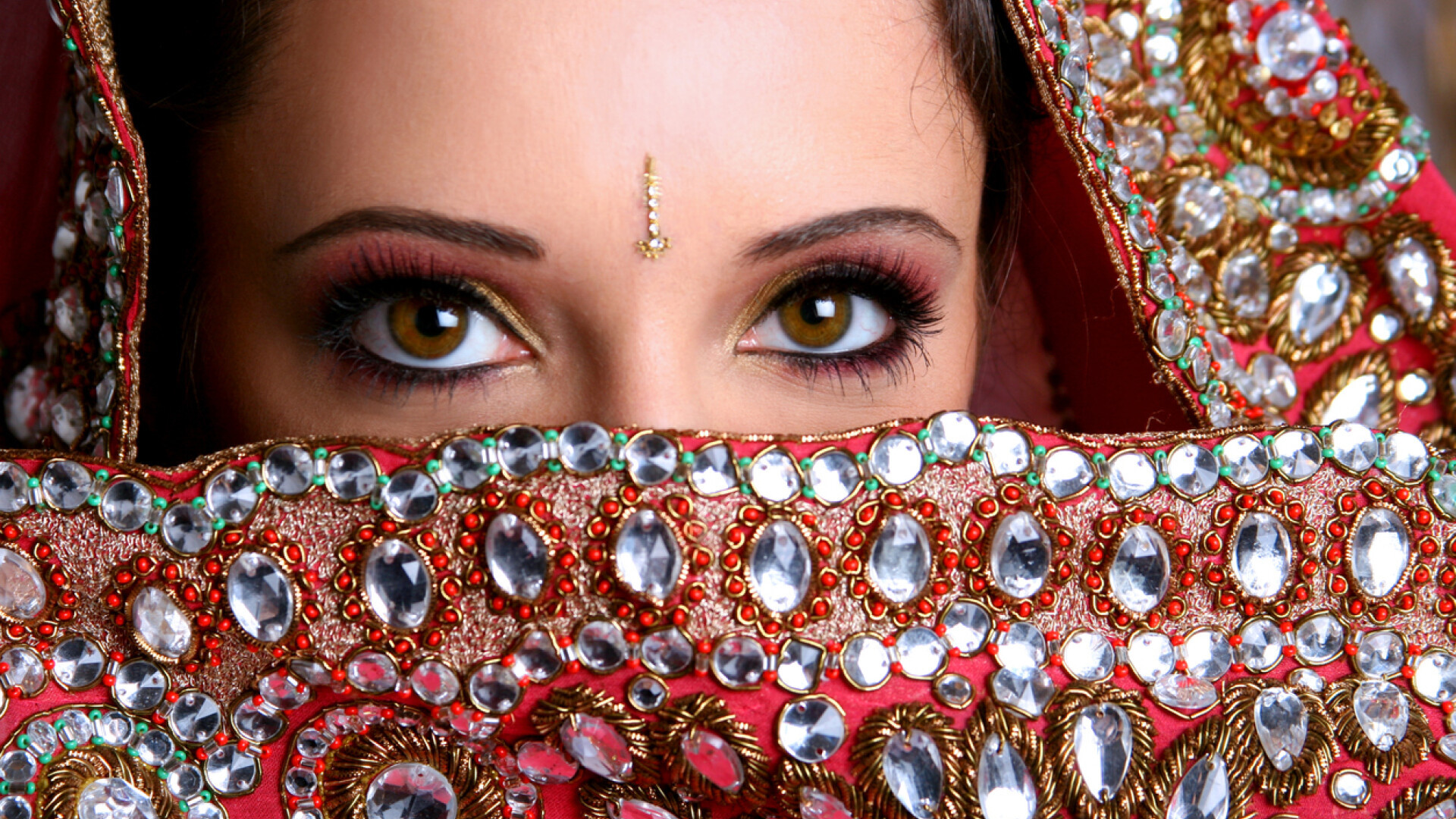 Sute de mirese din India au primit bate din lemn pentru a se apara de abuzurile sotilor