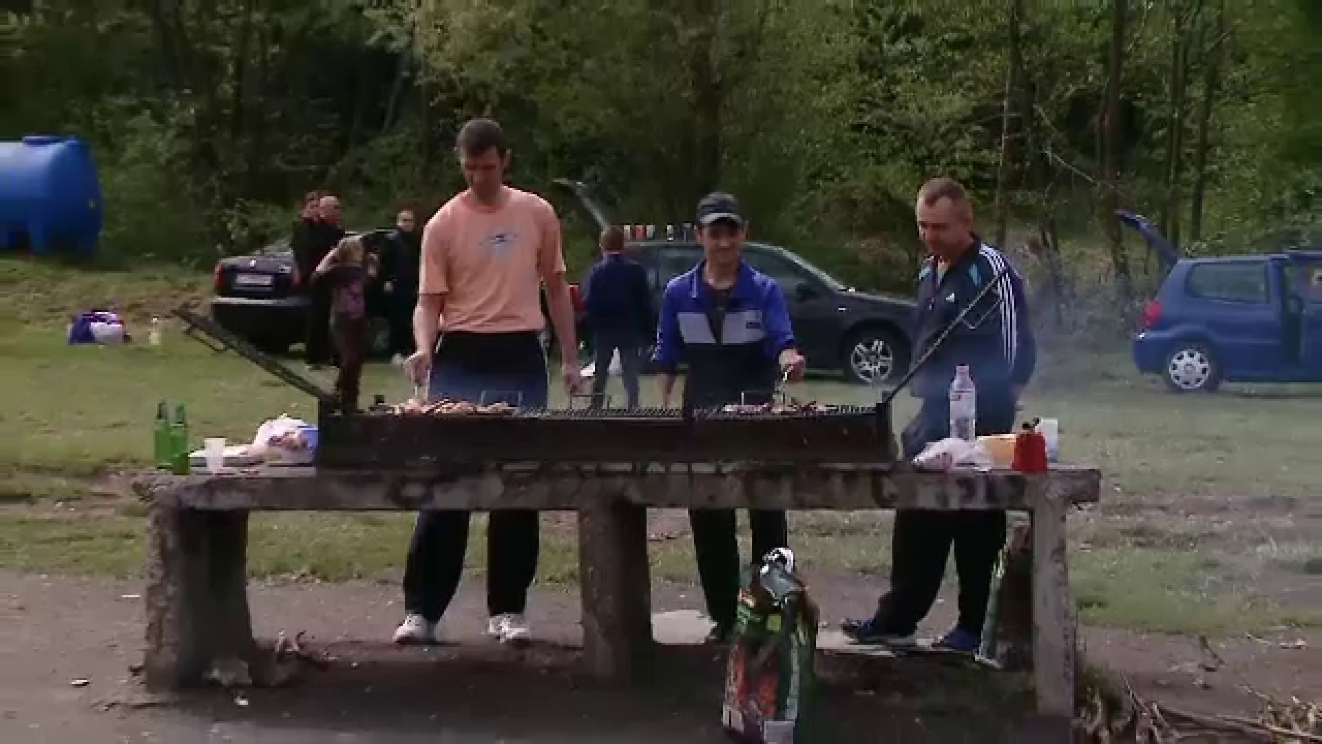 Cum sarbatoresc ziua de 1 mai cei din Cluj Napoca si Bistrita. Baietii au pregatit focul, iar fetele au fost servite