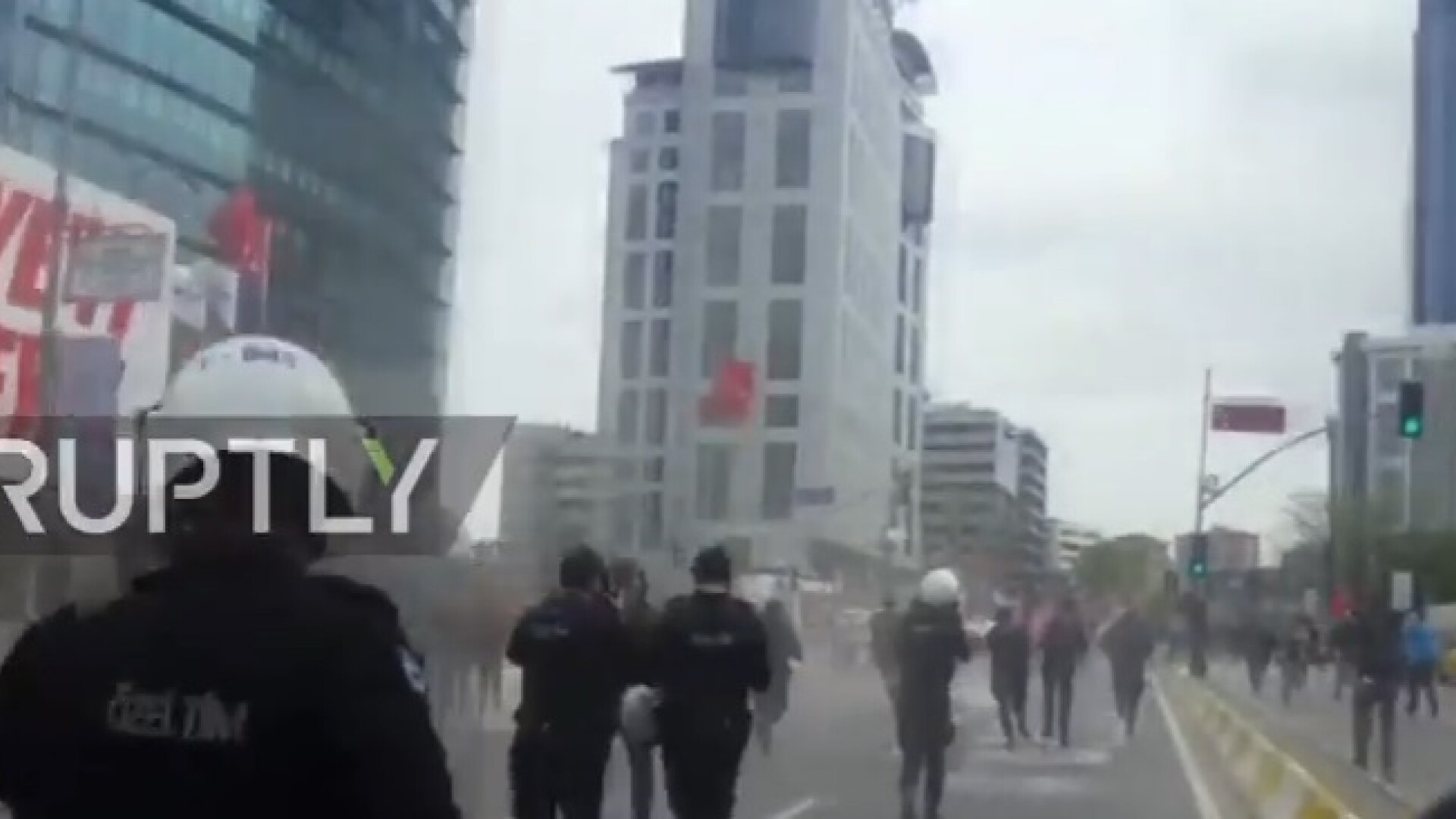 Peste 200 de persoane retinute, dupa ce politistii turci au lansat gaze lacrimogene la mitingurile de Ziua Muncii