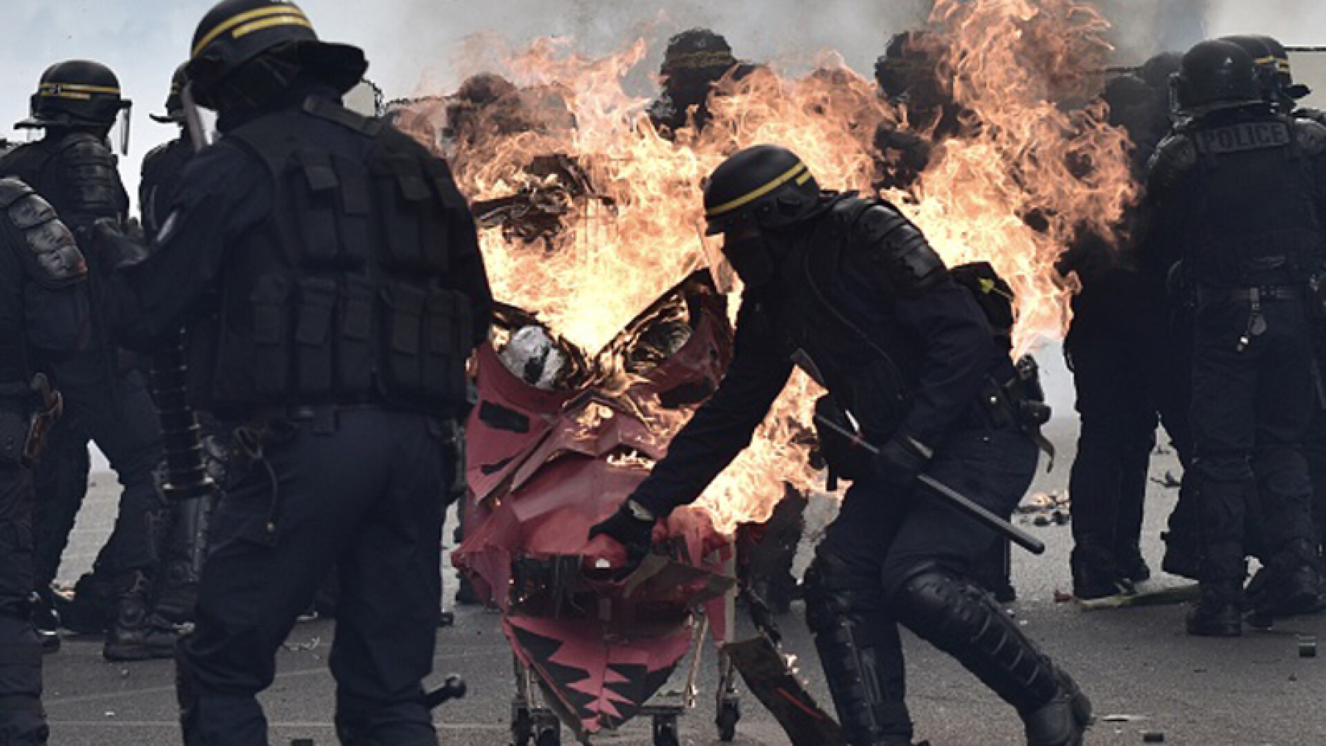 Trei politisti, raniti in urma protestelor violente din Paris. Manifestantii contesta ambii candidati la presedintie