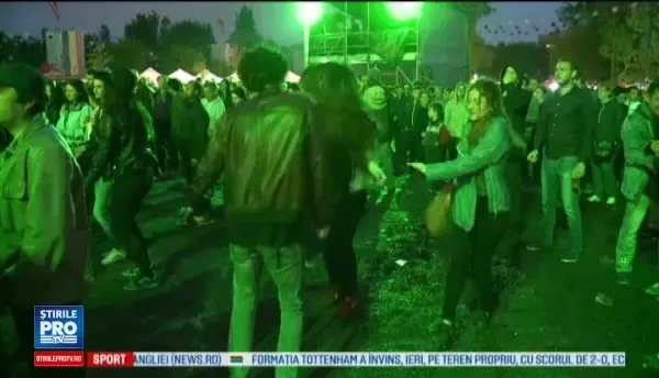 Cei care nu au plecat la mare s-au distrat alaturi de Goran Bregovic in Parcul Izvor. Turist strain: Multumesc, Romania