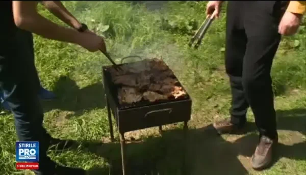 La Cernica s-au adunat sute de oameni si au incis gratarele. Cum petrec romanii de 1 mai