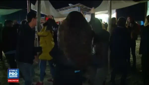 Povestile de 1 Mai se scriu in Vama Veche. Tinerii petrec de 3 zile fara intrerupere, iar secretul e muzica si putina tarie