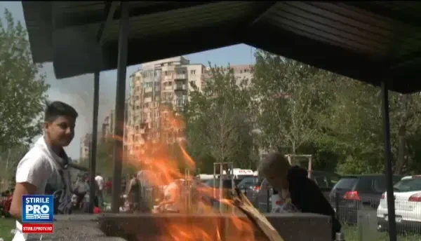 1 Mai sarbatorit intre blocuri, in Capitala. Gratarele au sfarait si pe trotuare: Muncitoresc mai putin. Mai mult grataresc