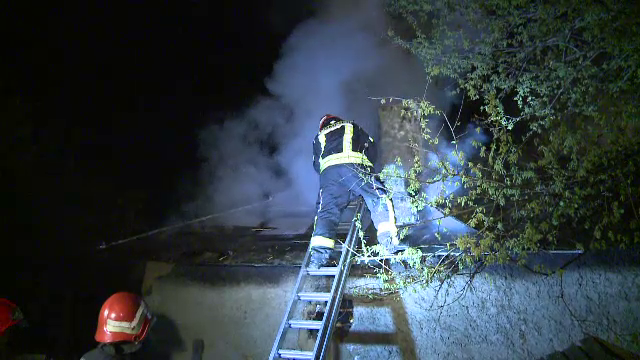 Un barbat din Capitala a uitat o tigaie pe aragaz, iar casa i-a luat foc. "Am parul ars, mana arsa, unicul vinovat sunt eu"