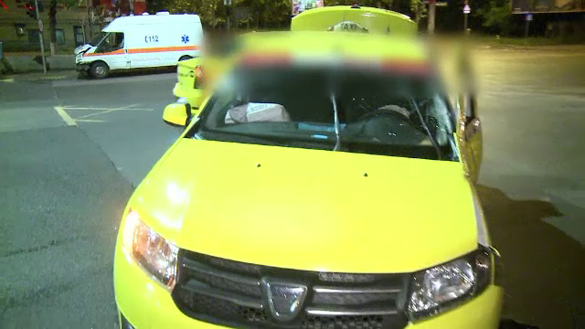 O ambulanta in care se aflau doi pasageri s-a ciocnit marti de un taximetru, in Capitala. Ce suspecteaza politistii