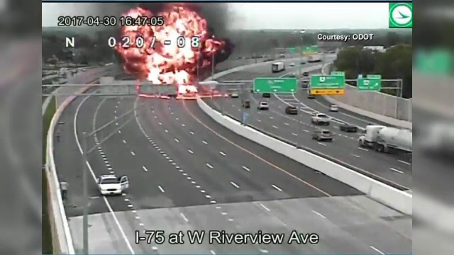 Explozie uriasa in SUA, dupa ce o masina a lovit o cisterna plina cu benzina. Ce avertisment au transmis autoritatile