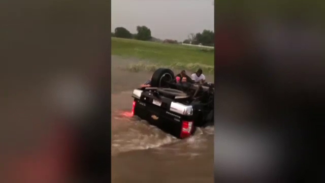 Un bebelus din SUA a fost salvat dupa ce masina in care se afla cu tatal sau s-a rasturnat din cauza viiturilor