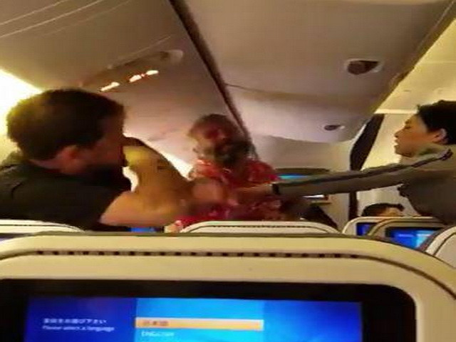 Clipe de groaza intr-un avion japonez, dupa ce doi pasageri s-au luat la bataie:"Cineva sa ne ajute" VIDEO