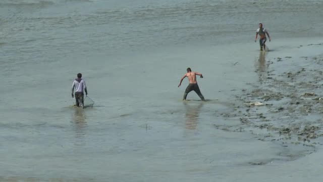 Zeci de oameni fara venituri s-au inghesuit in albia secata a Argesului dupa peste. Chiar si copii au scormonit in namol