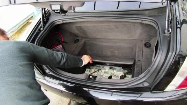 Doi ucraineni, prinsi la vama cu o suma uriasa ascunsa in Maserati. Barbatii nu au putut da nicio explicatie