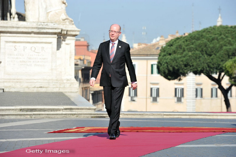 Guvernul care demisioneaza din cauza neintelegerilor dintre premier si un ministru miliardar. "O persoana cu trecut neclar"