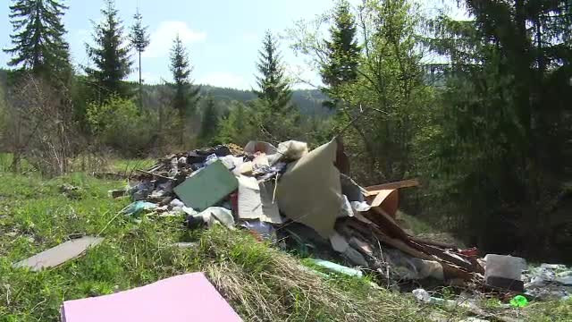Mizeria lasata in urma de cei care au iesit la iarba verde de 1 mai. Asistatii social se plang ca trebuie sa curete ei acum
