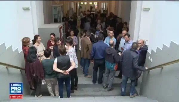Greva spontana, marti, a angajatilor de la Administratia Finantelor din Arad. De ce au protestat 150 de functionari