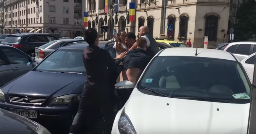 Bataie pentru un loc de parcare in centrul Craiovei. Un cantaret si fiul sau au fost implicati in scandal. VIDEO