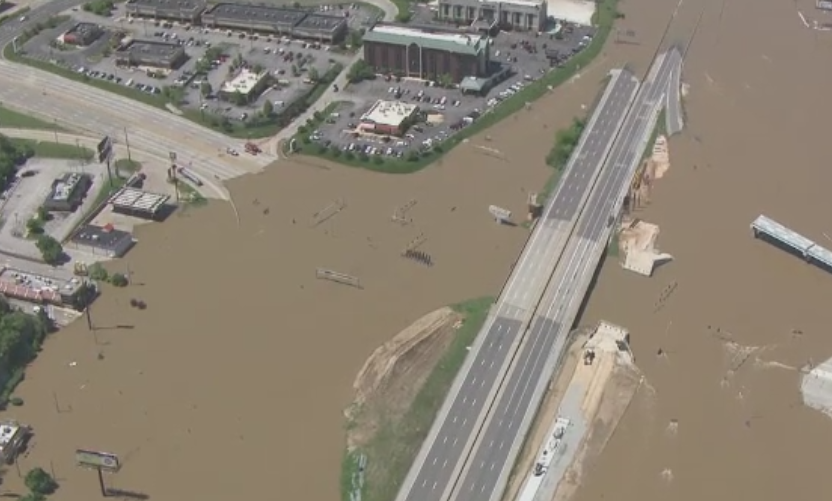 Peste 300 de drumuri inchise si 6.500 de oameni evacuati dupa furtunile din SUA. 20 de oameni au murit