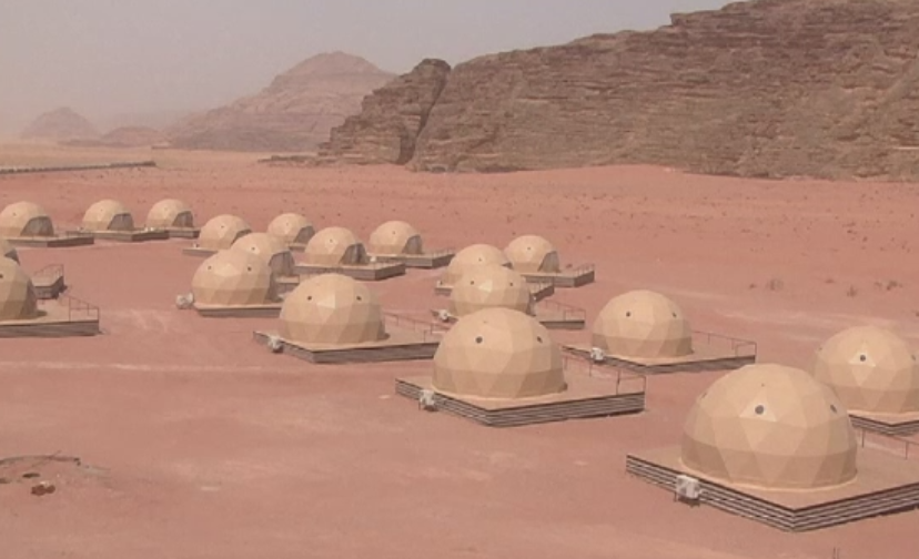 Desertul cu nisip rosiatic unde turistii se pot simti exact ca in "Martianul". Pelicula s-a turnat in acelasi loc