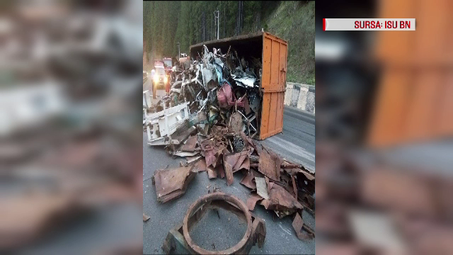 Un TIR incarcat cu fier vechi s-a rasturnat in Pasul Tihuta. Cum s-a petrecut accidentul