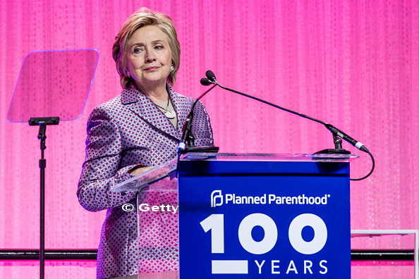 Hillary Clinton si-a asumat vina pentru pierderea alegerilor din SUA, dar sustine ca FBI si Rusia l-au ajutat pe Donald Trump