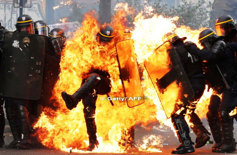 Momentul in care un jandarm este incendiat cu un cocktail Molotov in Paris. Povestea din spatele imaginii care s-a viralizat