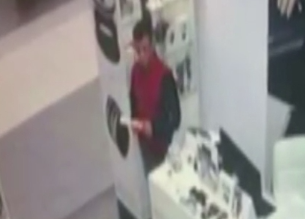 Tanar filmat in timp ce fura bani si un mobil dintr-un magazin de bijuterii. Proprietarii au postat imaginile pe Facebook