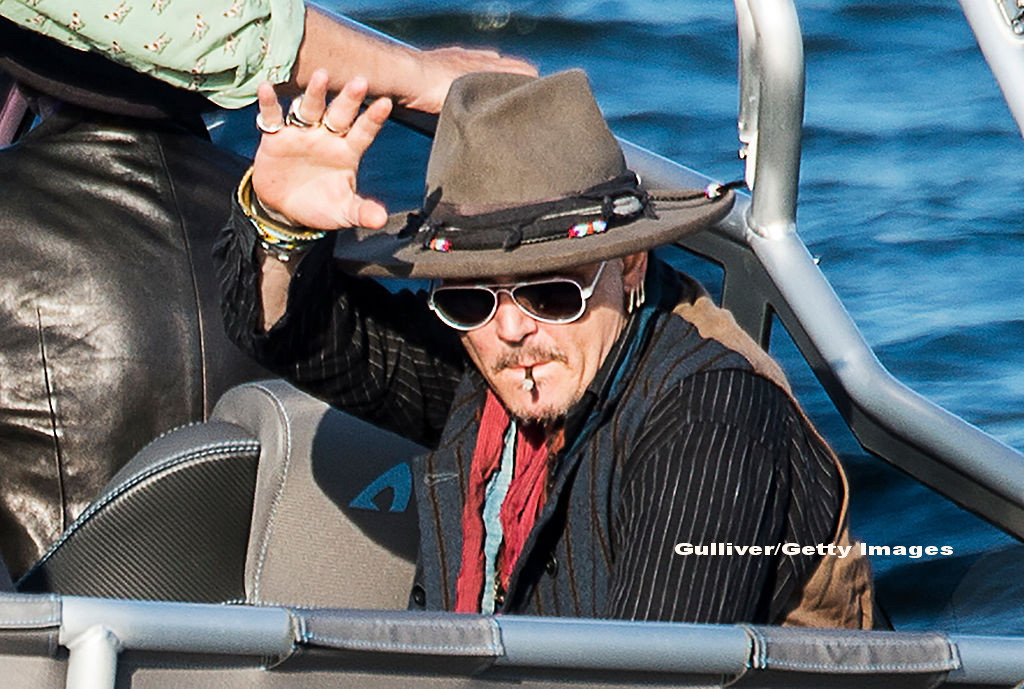 Scandal intre Johnny Depp si fosti manageri. Actorul e acuzat ca ar spune replicile in filme datorita unui dispozitiv audio