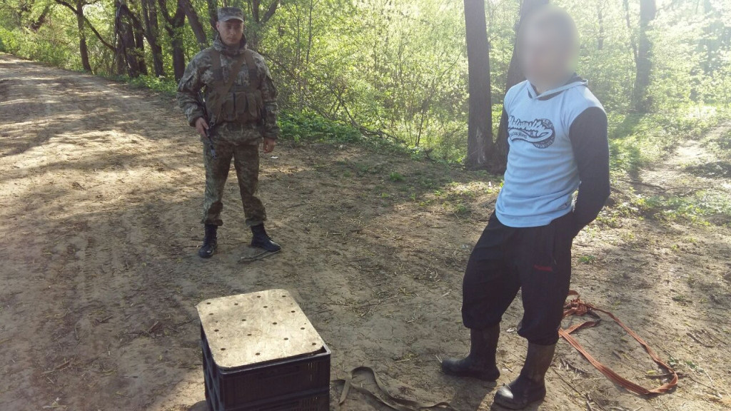 Vamesii au oprit un barbat care incerca sa treaca in Rusia cu 8 cutii din plastic. Ce ascundea contrabandistul in ele