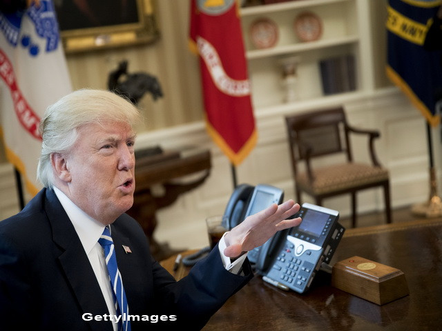 Trump: "Toata lumea devine panicata atunci cand il apas". Ce rol are butonul rosu de pe biroul sau