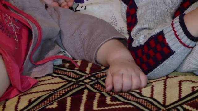 Un barbat din Bacau este acuzat ca si-a violat copilul in varsta de un an. Vecina: "E cel mai mare pedofil"