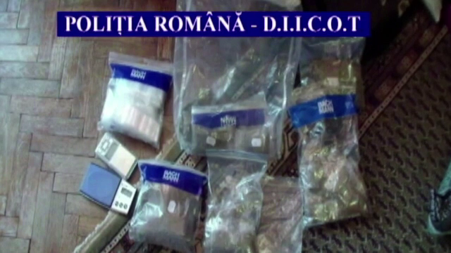 700 de comprimate de ecstasy, confiscate de la traficanti. Ce alte droguri mai detineau tinerii