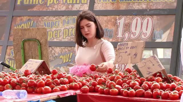 Primele rosii crescute in pamant romanesc au aparut in piete, insa nu sunt deloc ieftine. Cat costa kilogramul