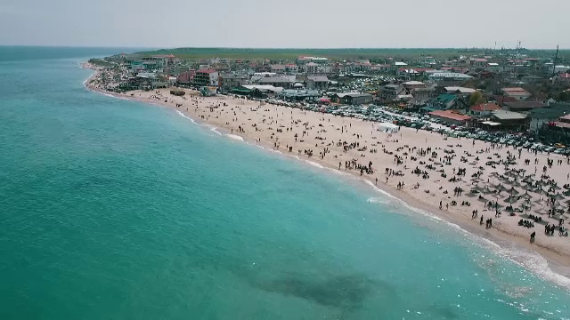 Opt oameni incaseaza, impreuna, 300.000 de euro pe an ca sa promoveze turismul romanesc. Unul dintre ei a si disparut