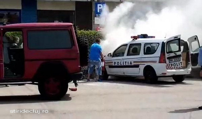 O masina de politie a luat foc in mijlocul orasului Huedin. Cine a sarit in ajutorul agentilor