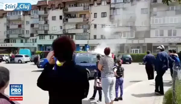 O masina de politie a luat foc in mijlocul orasului Huedin. Cine a sarit in ajutorul agentilor