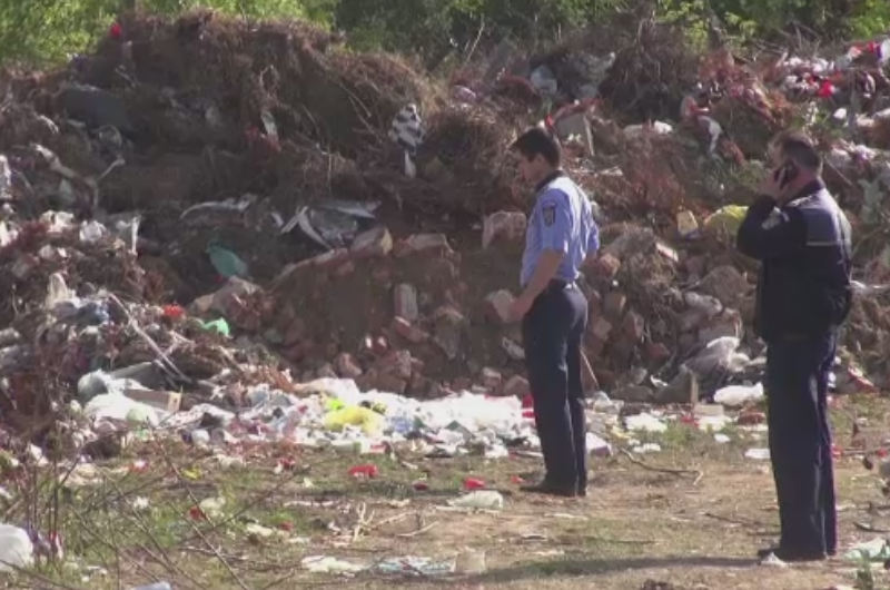 Descoperire macabra la marginea Craiovei. Ce au gasit doi barbati intr-un sicriu abandonat la o groapa de gunoi