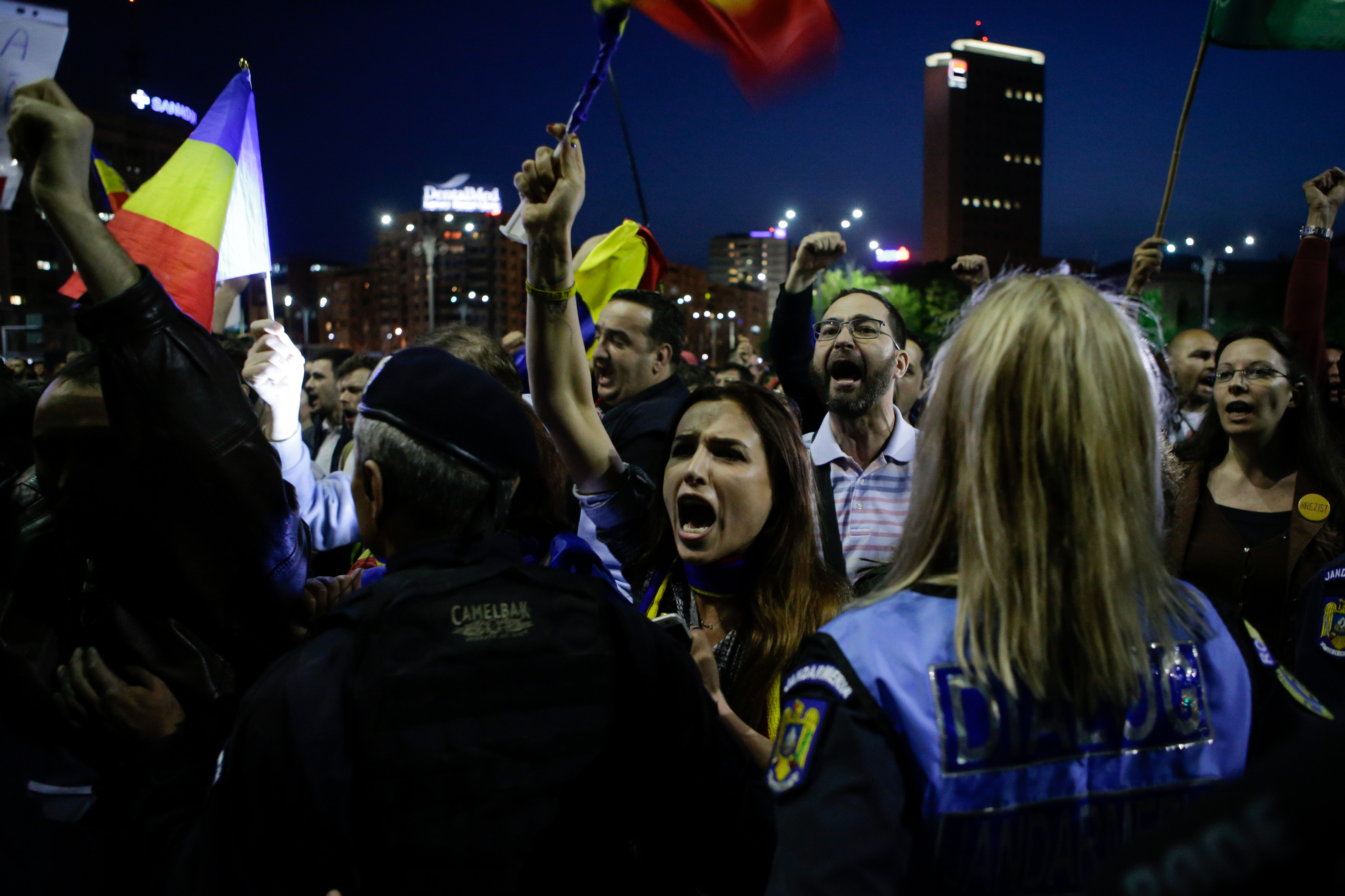 Proteste in Capitala, dar si in alte orase din tara dupa ce senatorii au decis gratierea coruptilor. "Nu au inteles nimic"