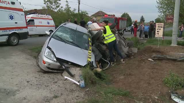 O soferita neatenta a provocat un accident grav langa Arad. Impactul a fost atat de violent incat masinile au ajuns in sant