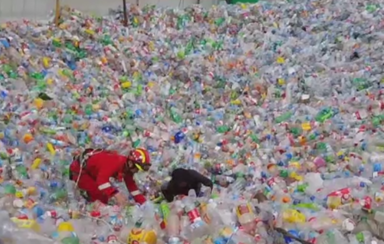 Momente de groaza pentru un barbat care a cazut intr-o groapa uriasa cu PET-uri. Cum a ajuns in aceasta situatie