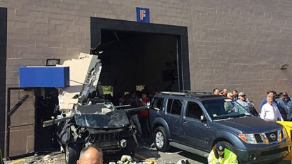 Trei persoane au murit dupa ce o masina a intrat intr-o multime de oameni la o licitatie de automobile, in Boston. FOTO