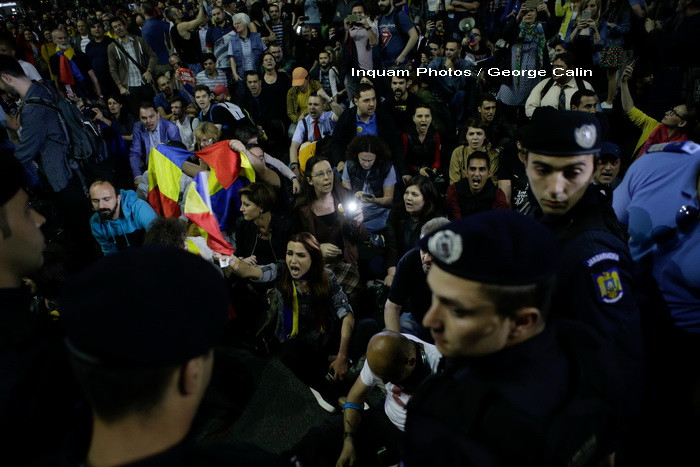 Presa internationala scrie despre protestele de miercuri seara din Piata Victoriei. "Trebuie sa aparam tara de hoti!"