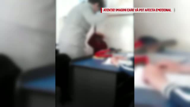 Invatatoare din Iasi, filmata in timp ce agreseaza doi elevi de clasa a treia. Copiii, trasi de par si dati cu capul de banca
