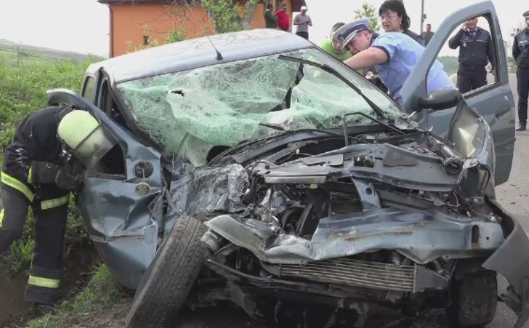 Sase raniti dupa ce un autoturism a intrat pe contrasens si s-a izbit de un autobuz, in Mures