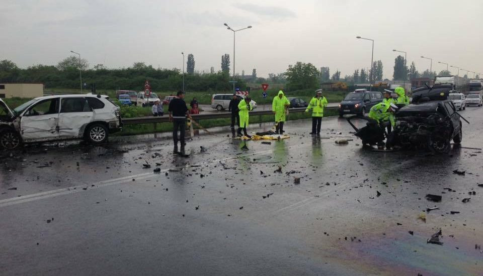 Accident pe centura municipiului Oradea. O tanara de 18 ani a murit, dupa o depasire neregulamentara